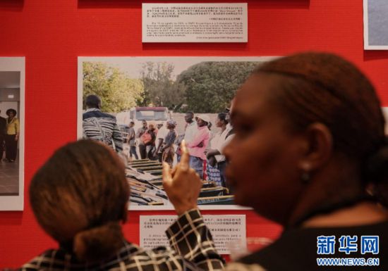 近日，在莫桑比克首都馬普托，嘉賓參觀中莫建交50周年圖片展。記者 韓旭 攝