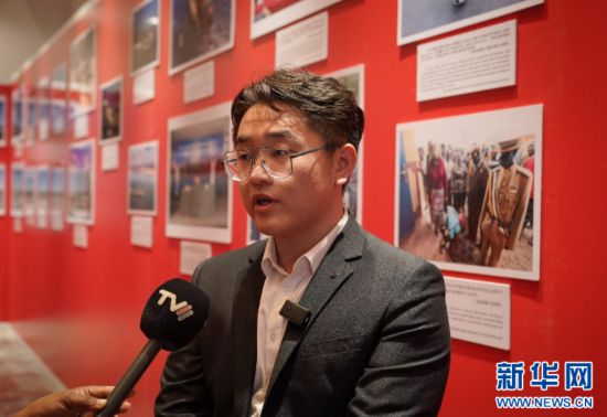近日，在莫桑比克首都馬普托中莫建交50周年圖片展上，濟南域瀟集團馬普托總經辦電力部部長張董接受當地媒體采訪。記者 韓旭 攝