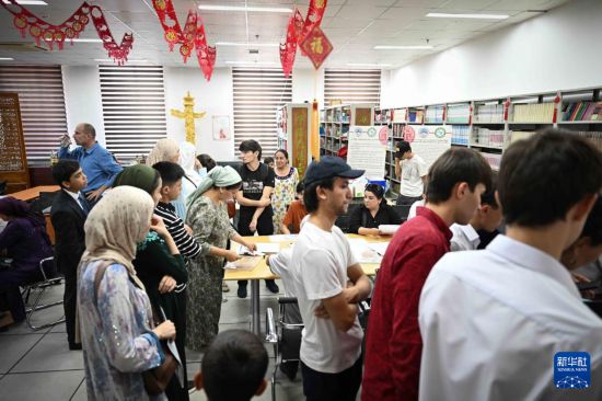 這是9月12日在塔吉克斯坦首都杜尚別的國家圖書館中國廳拍攝的中文課報名現(xiàn)場。新華社記者 李任滋 攝