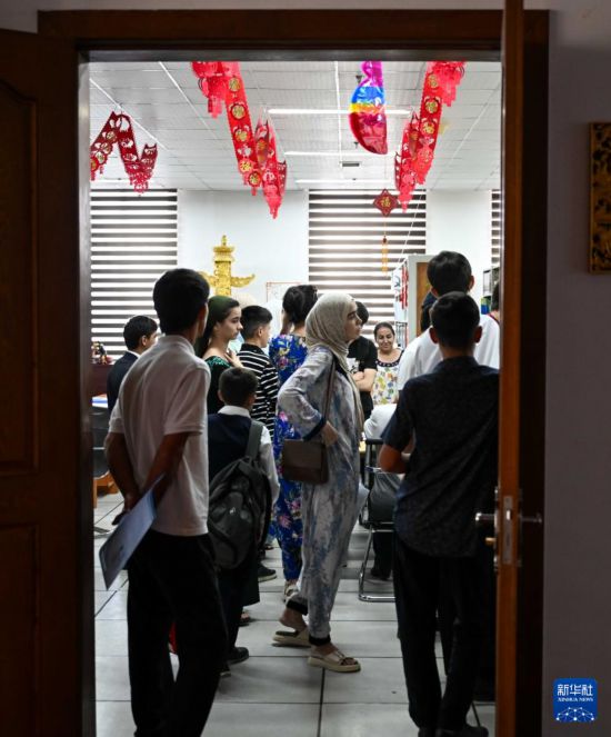這是9月12日在塔吉克斯坦首都杜尚別的國家圖書館中國廳拍攝的中文課報名現(xiàn)場。新華社記者 李任滋 攝