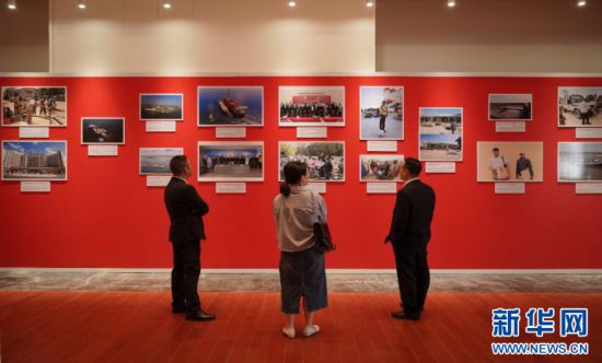 近日，在莫桑比克首都馬普托，嘉賓參觀中莫建交50周年圖片展。記者 韓旭 攝