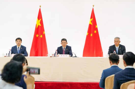 當(dāng)?shù)貢r(shí)間9月15日，中美經(jīng)貿(mào)會(huì)談中方新聞發(fā)布會(huì)在西班牙馬德里舉行。中國(guó)商務(wù)部國(guó)際貿(mào)易談判代表兼副部長(zhǎng)李成鋼、國(guó)家互聯(lián)網(wǎng)信息辦公室副主任王京濤出席發(fā)布會(huì)。商務(wù)部新聞發(fā)言人何亞東主持發(fā)布會(huì)。新華社記者 彭子洋 攝