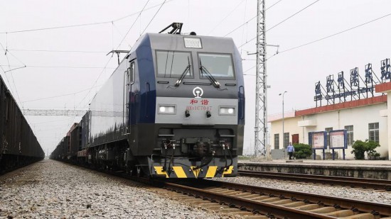 9月4日，一列火車駛進(jìn)欽州港東站轉(zhuǎn)運(yùn)集裝箱。新華社記者 張愛林 攝