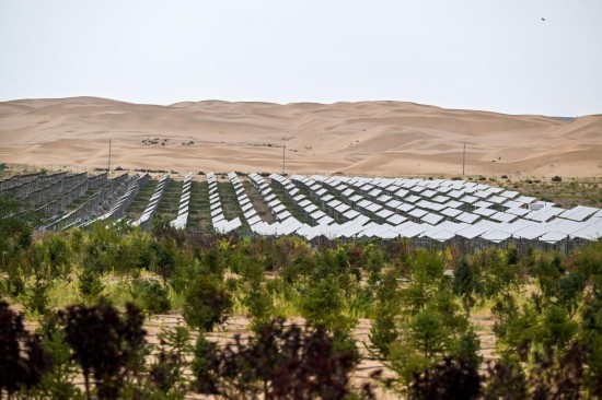 這是9月10日拍攝的位于庫布其沙漠的達(dá)拉特旗光伏基地。新華社記者 李志鵬 攝