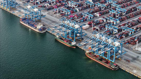 9月4日，海輪?？繗J州港集裝箱自動(dòng)化碼頭裝卸集裝箱（無人機(jī)照片）。新華社記者 張愛林 攝