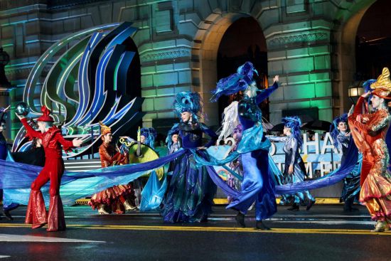 9月13日，俄羅斯拉普斯基嘉年華藝術(shù)團(tuán)在上海旅游節(jié)花車巡游活動(dòng)上表演。新華社記者 方喆 攝