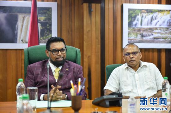 圭亞那總統(tǒng)伊爾凡·阿里(左)在圭亞那首都喬治敦總統(tǒng)辦公室會(huì)見(jiàn)即將離任的中國(guó)(江蘇)第20期援圭亞那醫(yī)療隊(duì)(中國(guó)醫(yī)療隊(duì)供圖)