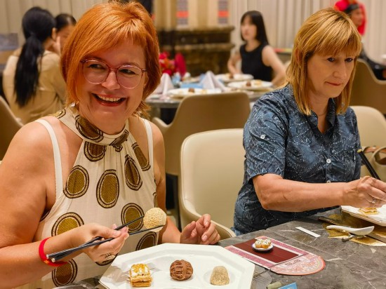 9月14日，“入境觀察員”品嘗各類上海小吃。新華社記者 陳愛平 攝