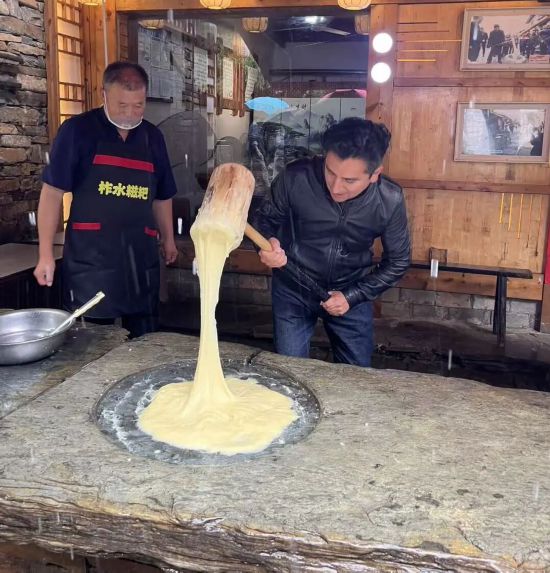 拉美詩人體驗(yàn)打糍粑。王泓燁 攝