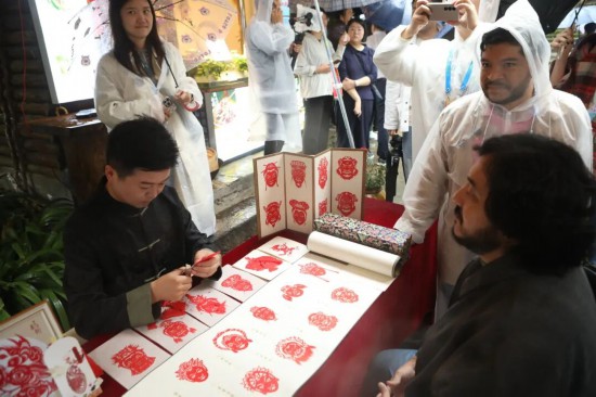 剪紙藝人為埃內(nèi)斯托·卡里翁做剪紙