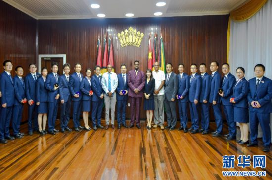 伊爾凡·阿里總統(tǒng)(中)與中國(guó)(江蘇)第20期援圭亞那醫(yī)療隊(duì)合影(中國(guó)醫(yī)療隊(duì)供圖)