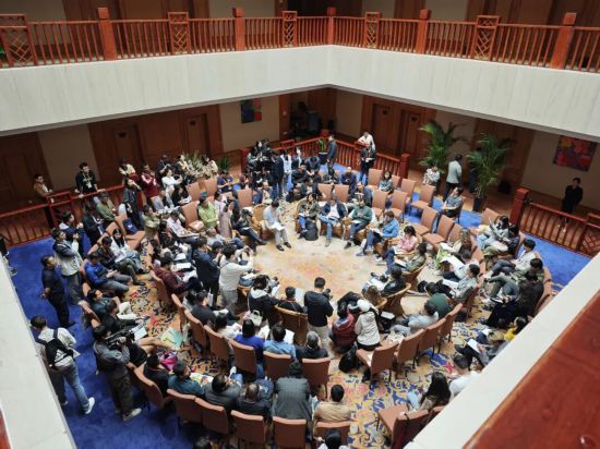 中外詩人們圍坐在一起讀詩