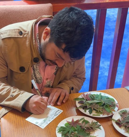 詩人寫下自己的寄語。王泓燁 攝