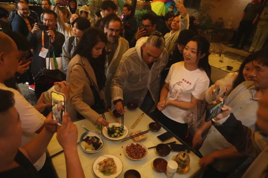 拉美詩人品嘗小菜