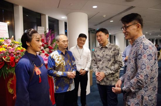 演出開始前，曹忠明同徐芳達、馬炎慶及《紅頭巾》主演曾小敏等交流。（廣東粵劇院供圖）