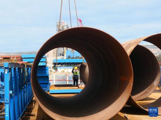 　　9月25日，工人在突尼斯比塞大市進行比塞大大橋的施工作業(yè)。新華社記者 黃靈 攝