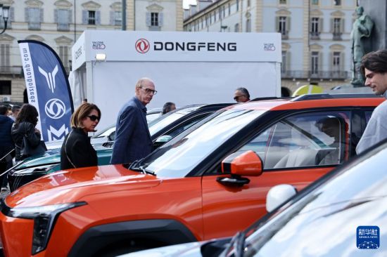 　　9月27日，在意大利都靈，人們在2025年都靈車展上的東風(fēng)汽車展區(qū)參觀。新華社記者 李京 攝