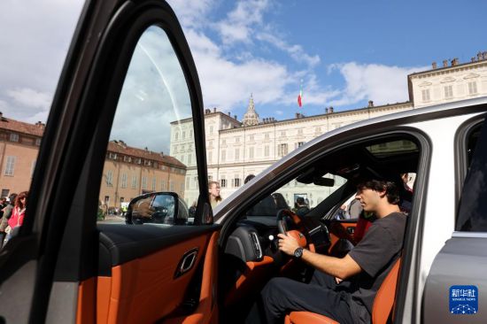 　　9月27日，在意大利都靈，人們在2025年都靈車展上的吉利汽車展區(qū)參觀體驗。新華社記者 李京 攝