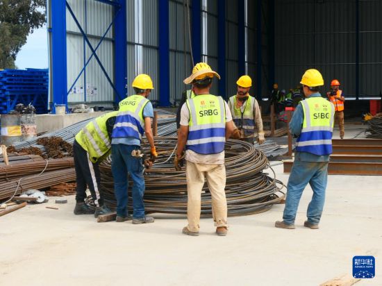 　　9月25日，工人在突尼斯比塞大市進行比塞大大橋的施工作業(yè)。新華社記者 黃靈 攝