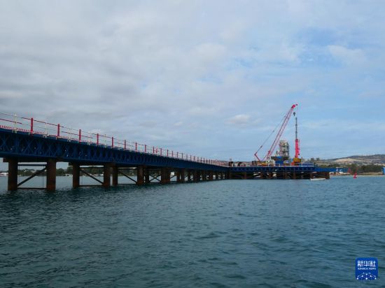 　　這是9月25日在突尼斯比塞大市拍攝的比塞大大橋棧橋及鋼結構施工平臺。新華社記者 黃靈 攝