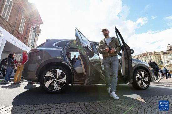 　　9月27日，在意大利都靈，人們在2025年都靈車展上的吉利汽車展區(qū)參觀體驗。新華社記者 李京 攝
