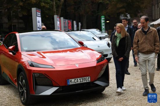 　　9月26日，在意大利都靈，人們觀看“都靈汽車設(shè)計獎”獲獎汽車。新華社記者 李京 攝