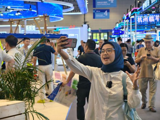 9月25日，在第四屆全球數(shù)字貿(mào)易博覽會上，印度尼西亞拉賈瓦里電視臺的新聞記者奧利維婭·費拉里為電視臺錄制視頻。新華社記者 劉梓漪 攝