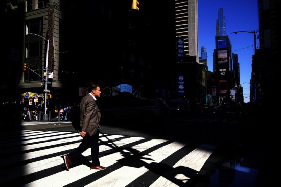   10月1日，在美國(guó)紐約曼哈頓的時(shí)報(bào)廣場(chǎng)附近，行人通過(guò)人行橫道斑馬線過(guò)馬路。新華社記者吳曉凌攝