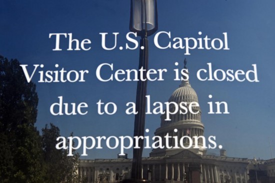   10月1日，在美國(guó)華盛頓的美國(guó)國(guó)會(huì)大廈前，公告牌顯示國(guó)會(huì)大廈游客中心因美國(guó)聯(lián)邦政府“停擺”而關(guān)閉。新華社記者李睿攝