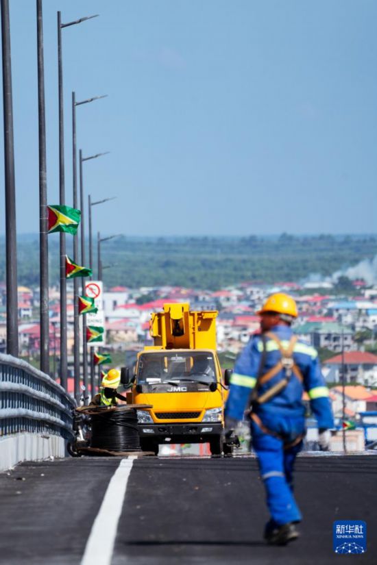 　　10月2日，在圭亞那首都喬治敦，中國工人在巴拉特·賈格迪奧-德梅拉拉河大橋上作業(yè)。新華社記者 許詠政 攝
