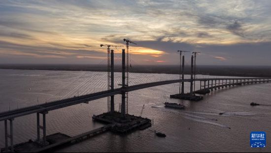 　　這是10月5日在圭亞那首都喬治敦拍攝的晚霞中的巴拉特·賈格迪奧-德梅拉拉河大橋（無人機照片）。新華社發(fā)（中國鐵建國際供圖）