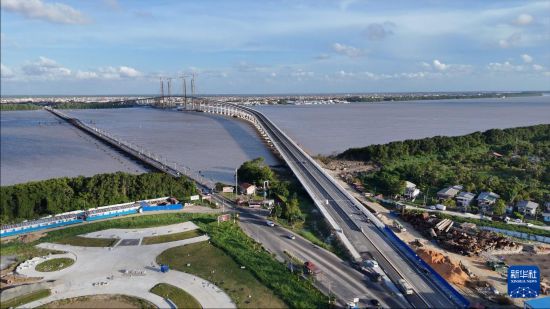 　　這是9月27日在圭亞那首都喬治敦拍攝的巴拉特·賈格迪奧-德梅拉拉河大橋（無人機照片）。新華社發(fā)（中國鐵建國際供圖）