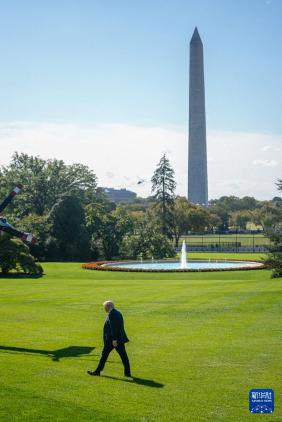 10月10日，在美國首都華盛頓，美國總統(tǒng)特朗普準(zhǔn)備乘直升機(jī)離開白宮。新華社記者 胡友松 攝