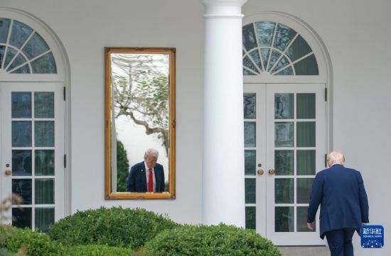 10月10日，在美國首都華盛頓，美國總統(tǒng)特朗普返回白宮。新華社記者 胡友松 攝