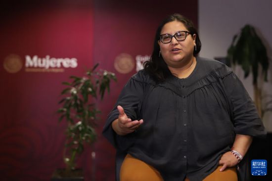 10月3日，在墨西哥首都墨西哥城，墨西哥婦女部長(zhǎng)西特拉莉·埃爾南德斯·莫拉接受新華社記者專訪。新華社發(fā)（丹尼爾·奧古斯托攝）