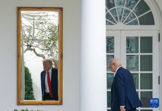 10月10日，在美國首都華盛頓，美國總統(tǒng)特朗普返回白宮。新華社記者 胡友松 攝