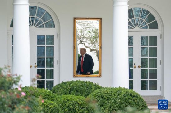 10月10日，在美國首都華盛頓，美國總統(tǒng)特朗普返回白宮。新華社記者 胡友松 攝