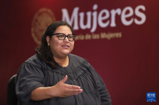 10月3日，在墨西哥首都墨西哥城，墨西哥婦女部長(zhǎng)西特拉莉·埃爾南德斯·莫拉接受新華社記者專訪。新華社發(fā)（丹尼爾·奧古斯托攝）