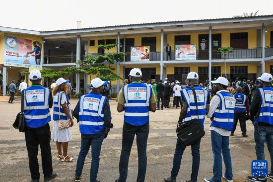 　　10月12日，在喀麥隆首都雅溫得，國內(nèi)外選舉觀察員在總統(tǒng)選舉期間在投票站監(jiān)督選舉活動。新華社發(fā)（科普索攝）