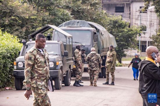 　　10月12日，在喀麥隆西南大區(qū)首府布埃亞，喀麥隆安全部隊在投票站附近巡邏。新華社發(fā)（穆朗·廷古姆攝）