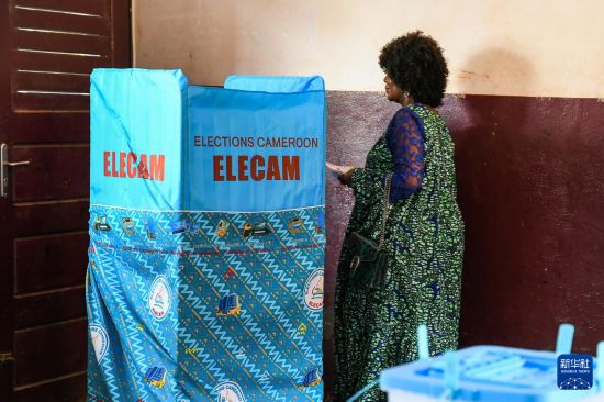 　　10月12日，在喀麥隆首都雅溫得，一名選民參加投票。新華社發(fā)（科普索攝）