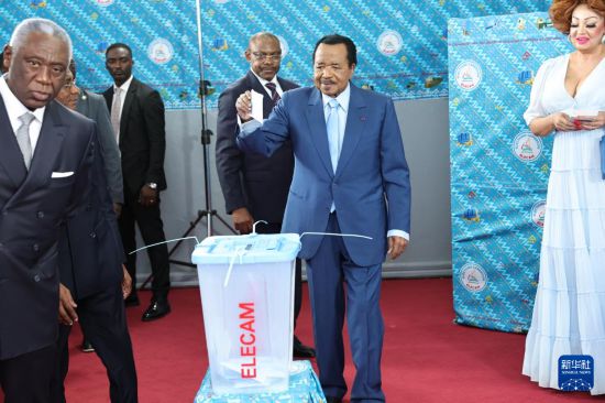 　　10月12日，在喀麥隆首都雅溫得，喀麥隆總統(tǒng)、喀麥隆人民民主聯(lián)盟候選人保羅·比亞在總統(tǒng)選舉中投票。新華社發(fā)（科普索攝）