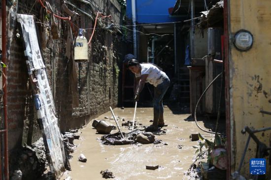 　　10月12日，在墨西哥韋拉克魯斯州波薩里卡，一名女子清理房屋前的淤泥。新華社發(fā)（弗朗西斯科·卡涅多攝）