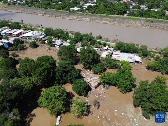 　　這是10月12日在墨西哥韋拉克魯斯州波薩里卡拍攝的強(qiáng)降雨后的景象（無人機(jī)照片）。新華社發(fā)（弗朗西斯科·卡涅多攝）