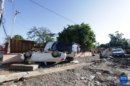 　　10月12日，在墨西哥韋拉克魯斯州波薩里卡，被洪水沖毀的車輛疊落在路邊。華社發(fā)（弗朗西斯科·卡涅多攝）