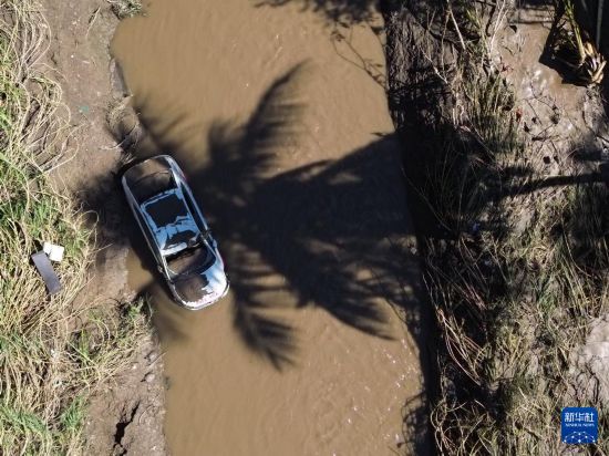 　　10月12日，在墨西哥韋拉克魯斯州波薩里卡，一輛汽車陷在強(qiáng)降雨導(dǎo)致的積水中（無人機(jī)照片）。新華社發(fā)（弗朗西斯科·卡涅多攝）