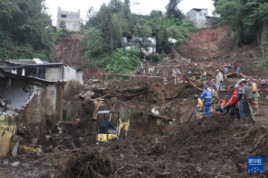 　　10月13日，在墨西哥普埃布拉州瓦烏奇南戈市，救援人員在強(qiáng)降雨引發(fā)的山體滑坡現(xiàn)場進(jìn)行搜救。新華社發(fā)（弗朗西斯科·卡涅多攝）