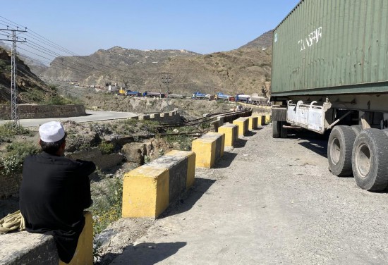 　　10月13日，在巴基斯坦與阿富汗的邊境口岸多爾哈姆，卡車因邊境地區(qū)沖突而滯留。新華社發(fā)