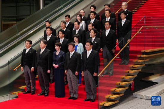 　　10月21日，日本首相高市早苗（前排中）在東京的首相官邸率閣僚合影。新華社記者 賈浩成 攝