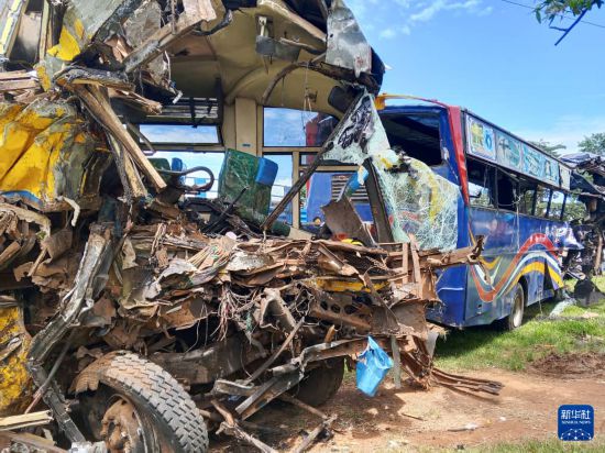 這是10月22日在烏干達(dá)西部基里揚(yáng)東戈地區(qū)拍攝的重大交通事故現(xiàn)場。新華社發(fā)（杜拉·艾哈邁德 攝）
